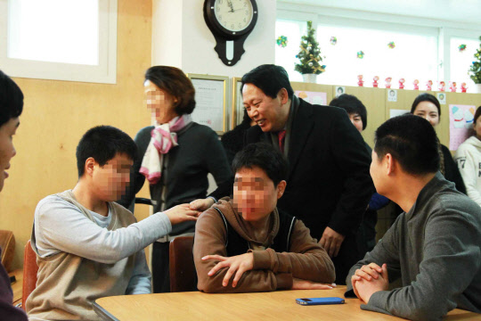 구로구가 18일부터 26일까지 사회복지시설 53개소를 위문 방문한다고 17일 밝혔다. 이번 방문은 설 명절을 맞아 소외된 이웃을 위로하고 더불어 살아가는 지역사회 분위기를 만들기 위해 진행된다. 구로구 제공